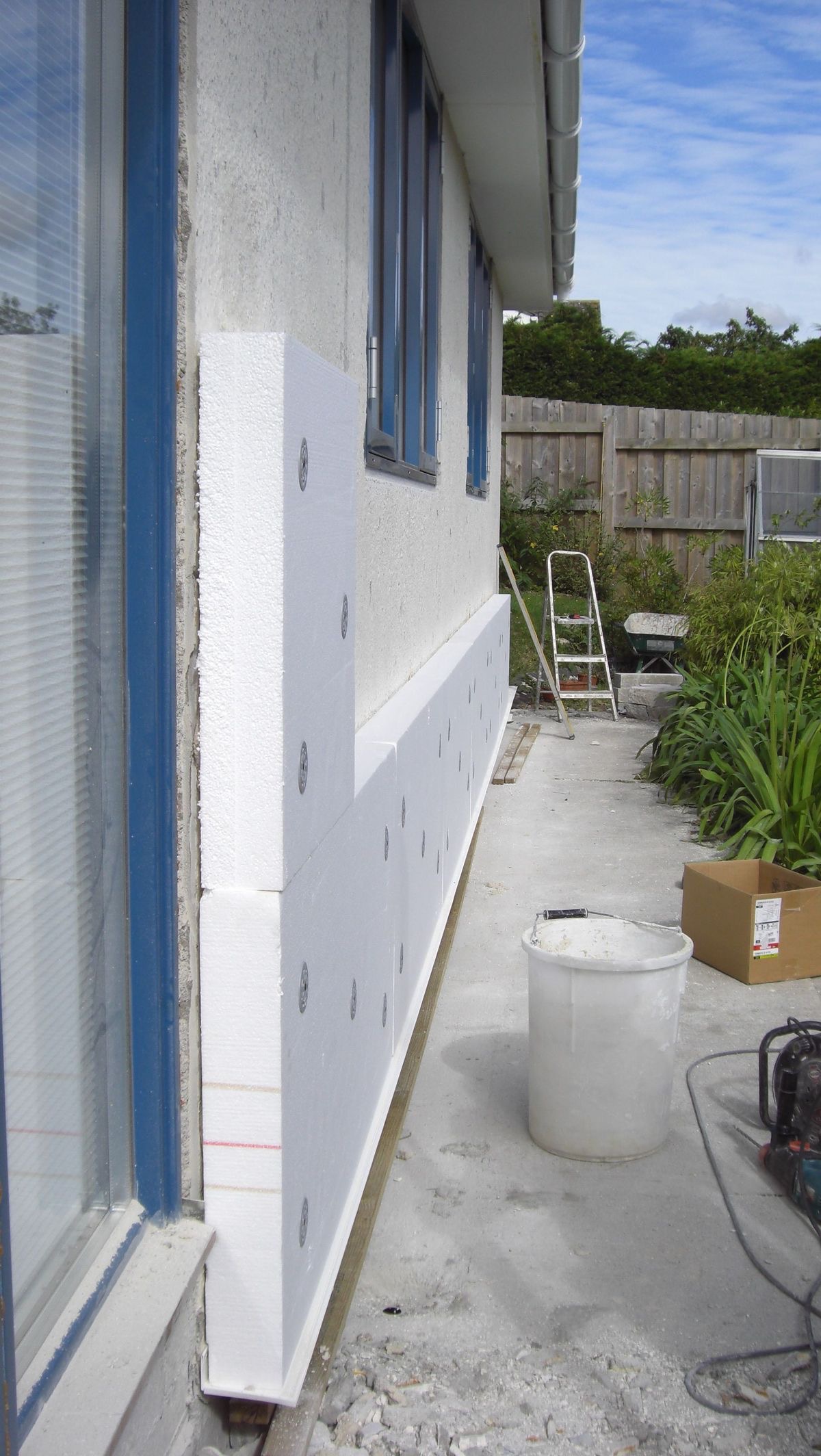 Ocieplanie elewacji budynku - montaż styropianu